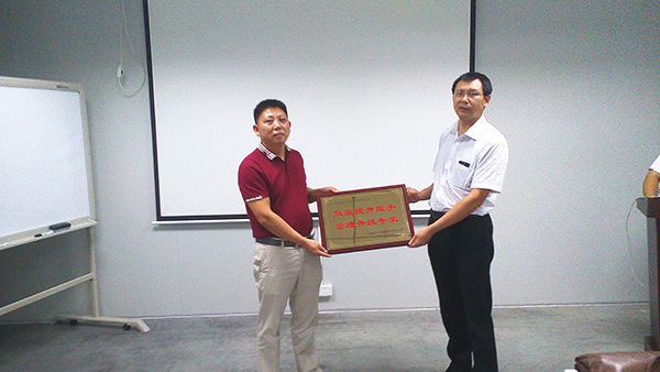 天行健贈送正睿咨詢效益提升能手，管理升級專家牌匾