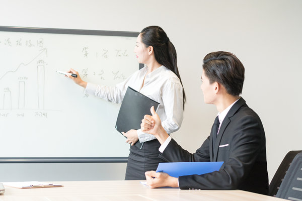 人才引進與培養(yǎng)：打造高效人才隊伍，提升企業(yè)競爭力