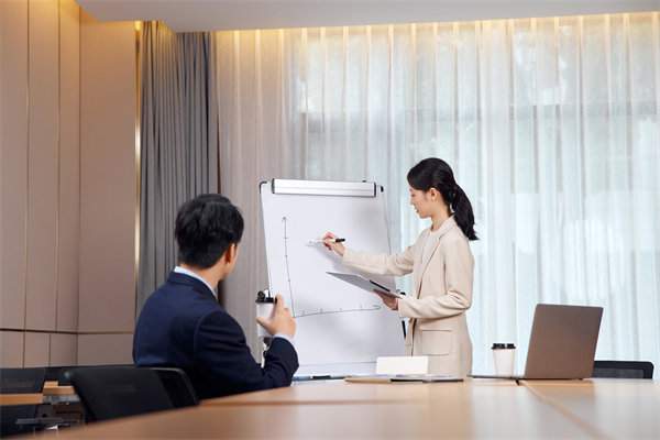 創(chuàng)新薪酬管理模式，構(gòu)建高效激勵(lì)與留任新機(jī)制