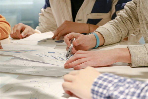 深化員工培訓(xùn)與發(fā)展，提升團(tuán)隊(duì)整體競爭力和創(chuàng)新能力