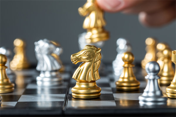 結(jié)合實(shí)際，談?wù)勂髽I(yè)在戰(zhàn)略薪酬設(shè)計(jì)時(shí)要注意哪些問題？