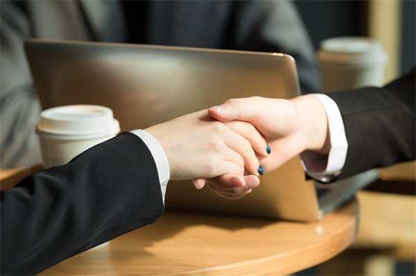 在客戶服務中如何有效傳遞和強化品牌的核心價值觀？