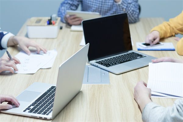 企業(yè)的戰(zhàn)略是精心設(shè)計(jì)的，還是臨機(jī)應(yīng)變的？