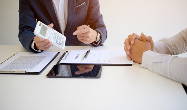 績(jī)效管理中，如何有效溝通反饋以促進(jìn)員工成長(zhǎng)？