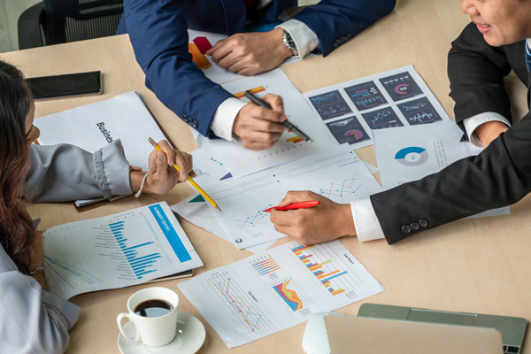 如何構(gòu)建有效的集團(tuán)風(fēng)險(xiǎn)管理框架，應(yīng)對不確定性？