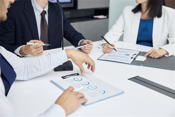 績(jī)效管理中，如何有效反饋以促進(jìn)員工持續(xù)改進(jìn)與成長(zhǎng)？