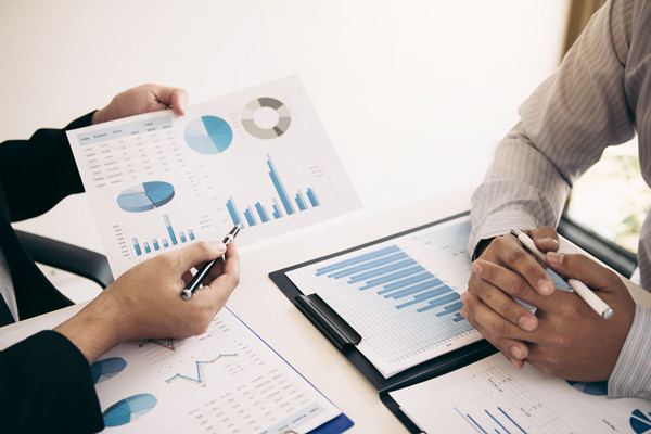 年度計(jì)劃中，如何量化評(píng)估風(fēng)險(xiǎn)與應(yīng)對(duì)策略？