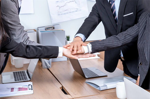 績效考核體系如何平衡短期成果與長期戰(zhàn)略發(fā)展？