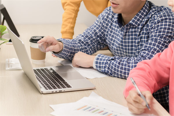 年度經(jīng)營(yíng)計(jì)劃執(zhí)行過(guò)程中，如何監(jiān)控進(jìn)度與效果？