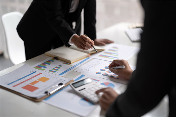 面對經(jīng)濟(jì)波動，企業(yè)應(yīng)該如何靈活調(diào)整薪酬策略？