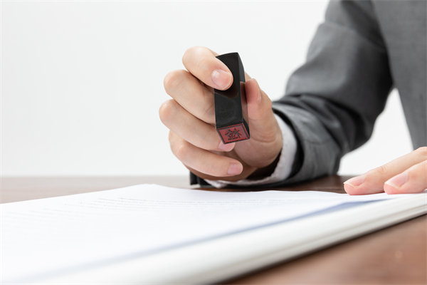 薪酬管理中如何確保合法合規(guī)，避免法律風(fēng)險？