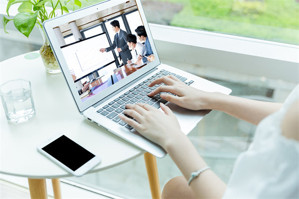 遠程工作模式下，如何確保員工效率與團隊凝聚力？