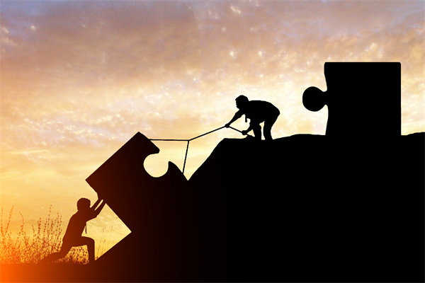 年度經(jīng)營(yíng)計(jì)劃實(shí)施中，如何確保各部門協(xié)同一致？