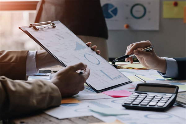 制定年度預(yù)算時(shí)，如何兼顧創(chuàng)新投入與成本控制？