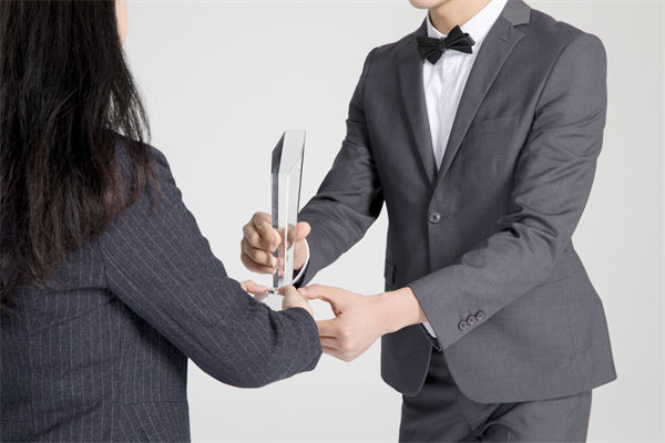 績(jī)效管理中，如何激勵(lì)優(yōu)秀員工，又幫助其提升？