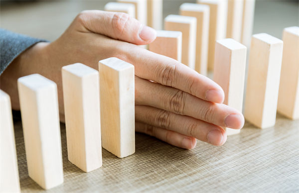 在年度經(jīng)營(yíng)計(jì)劃中，如何有效識(shí)別并應(yīng)對(duì)潛在風(fēng)險(xiǎn)？