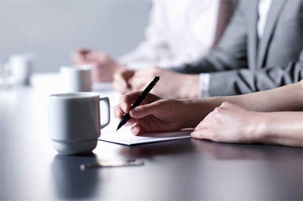 績效不佳員工薪酬調(diào)整策略，如何避免士氣低落？